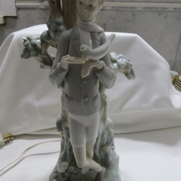 Lampara Colegial Boy with Dove. Sculptor Fulgencia - Picture 2 of 8